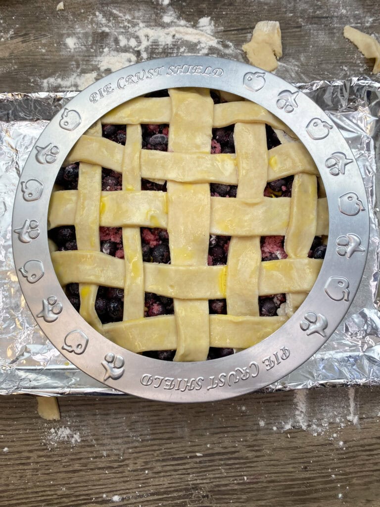  torta de mirtilo com um escudo de torta