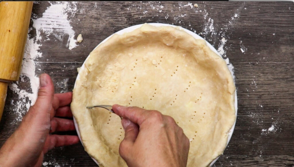  Hacer agujeros en la corteza de pastel