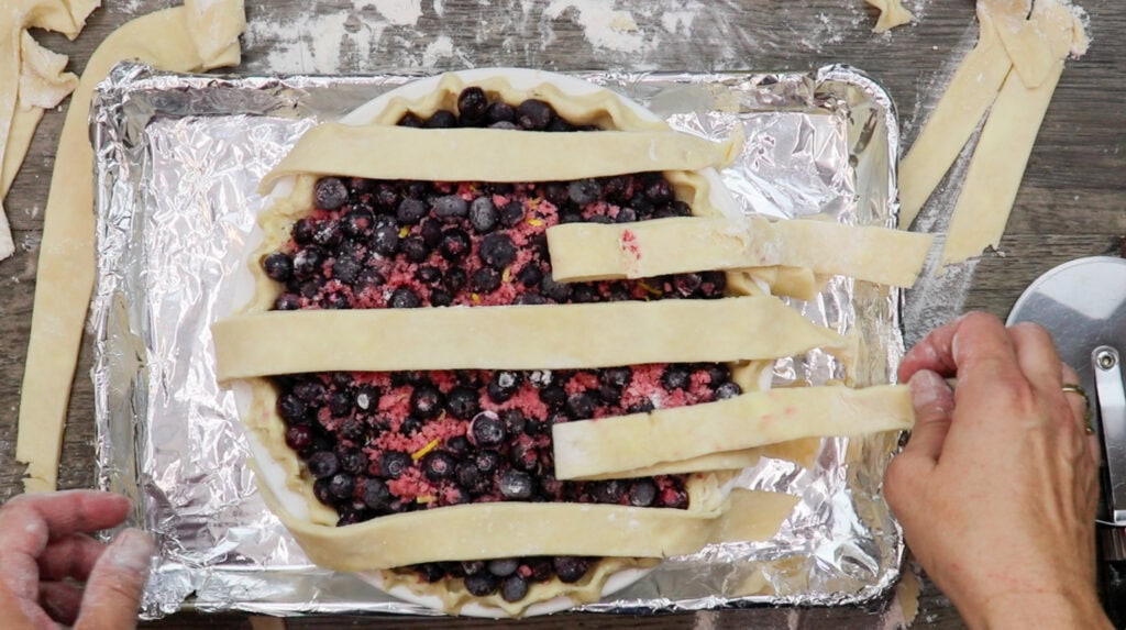 Creazione di reticolo in cima alla torta. 