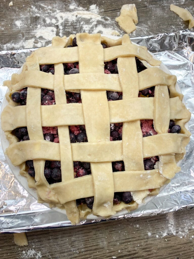 格子の上に焼き上げたブルーベリーパイ。