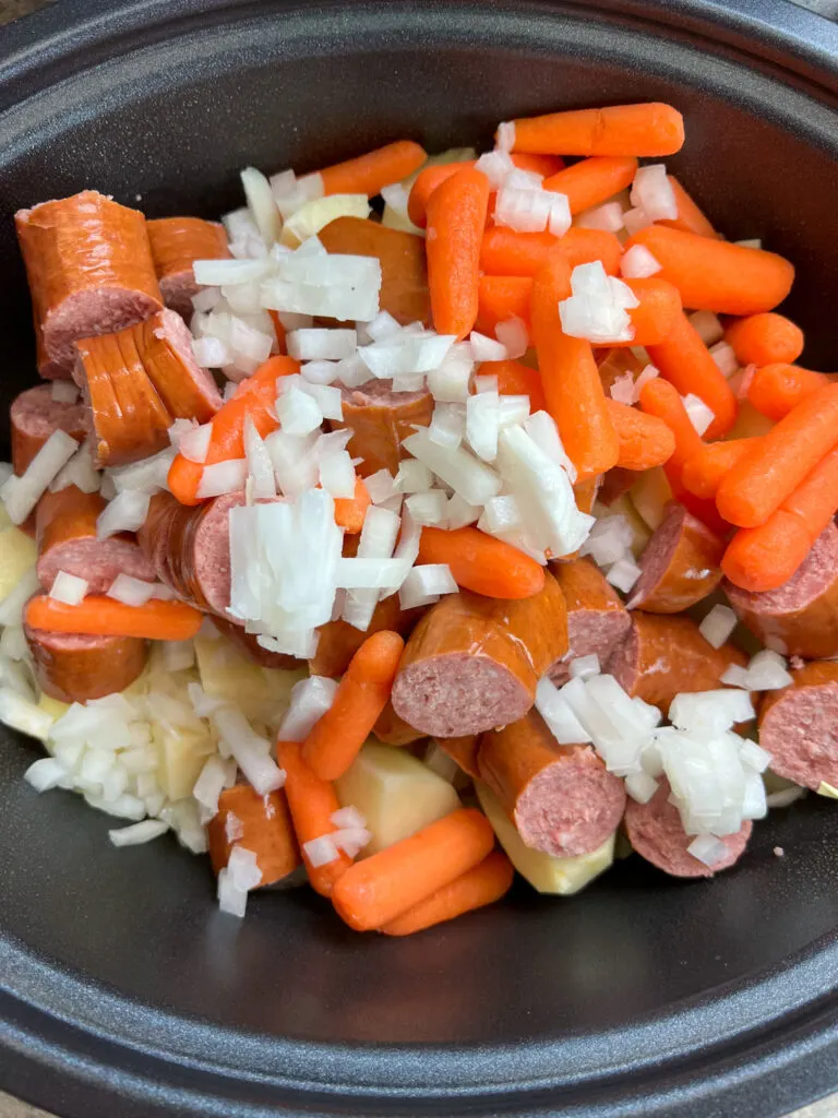 https://www.backtomysouthernroots.com/wp-content/uploads/2021/10/baby-carrots-onions-and-garlic-768x1024.jpg.webp